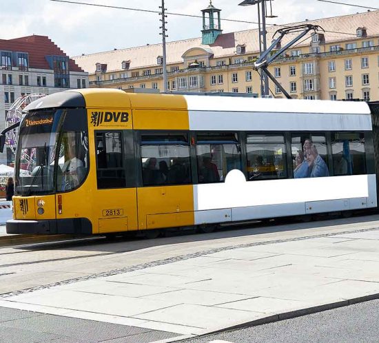 Straßenbahn mit Werbefläche in einer Innenstadt