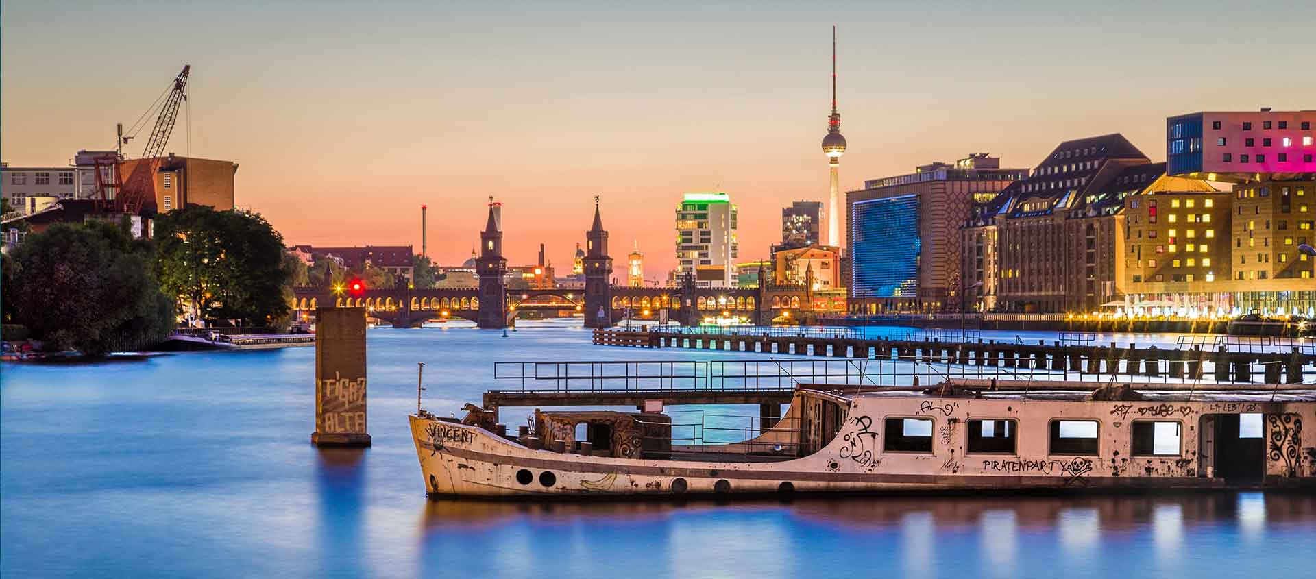 Panoramasicht auf Berliner Skyline an der Spree